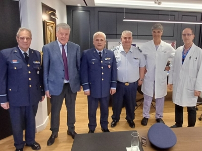 (από αριστερά) Διευθυντής Υγειονομικού ΓΕΑ Ταξίαρχος (ΥΙ) Ιωάννης Καπίρης, Πρόεδρος Δ.Σ. Ωνάσειου Νοσοκομείου Καθηγητής Ιωάννης Μπολέτης, Διοικητής 251 ΓΝΑ Ταξίαρχος (ΥΙ) Αντώνιος Χειμώνας, Διευθυντής Καρδιολογικής κλινικής 251 ΓΝΑ  Σμήναρχος (ΥΙ) Γεώργιος Κουργιαννίδης, Διευθυντής Τμήματος Επεμβατικής Καρδιολογίας Ωνάσειου Νοσοκομείου Ιωάννης Ιακώβου και Διευθυντής Ιατρικής Υπηρεσίας Ωνάσειου Νοσοκομείου Καθηγητής Ιωσήφ Παπαπαρασκευάς. 