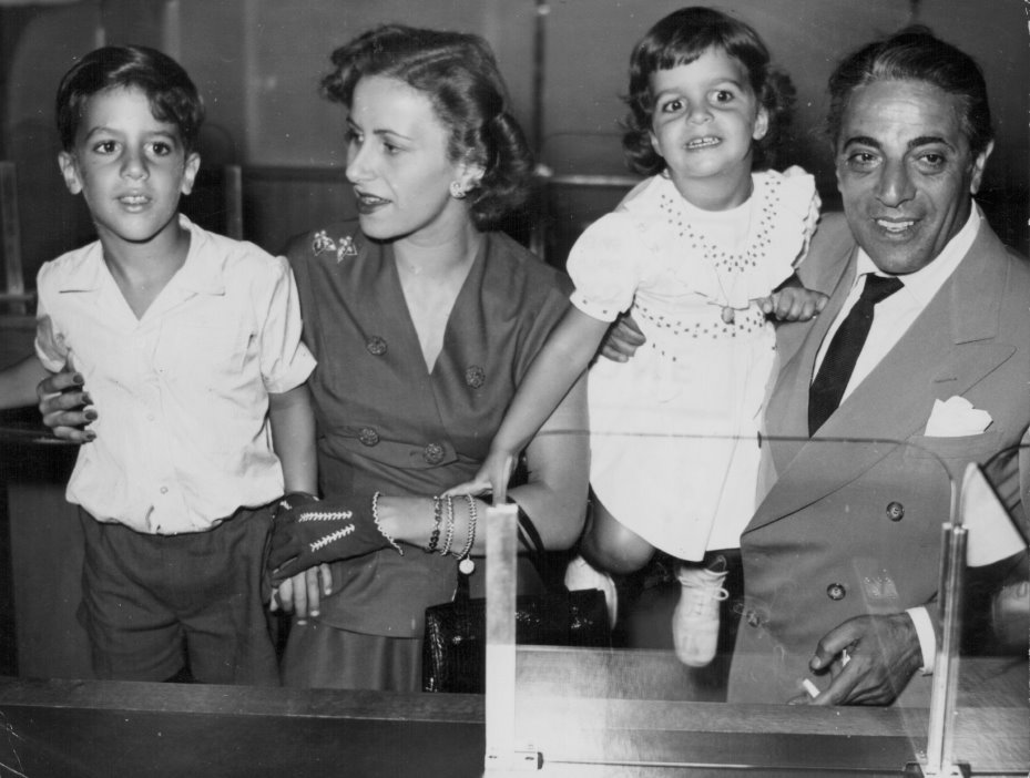 Η Τίνα Λιβανού και ο σύζυγός της Αριστοτέλης Ωνάσης, με τα παιδιά τους Αλέξανδρο και Χριστίνα, στην καθέλκυση του μεγαλύτερου τάνκερ στον κόσμο, Αμβούργο, Γερμανία, 25 Ιουλίου 1953. Η Τίνα Λιβανού και ο σύζυγός της Αριστοτέλης Ωνάσης, με τα παιδιά τους Αλέξανδρο και Χριστίνα, στην καθέλκυση του μεγαλύτερου τάνκερ στον κόσμο, Αμβούργο, Γερμανία, 25 Ιουλίου 1953.