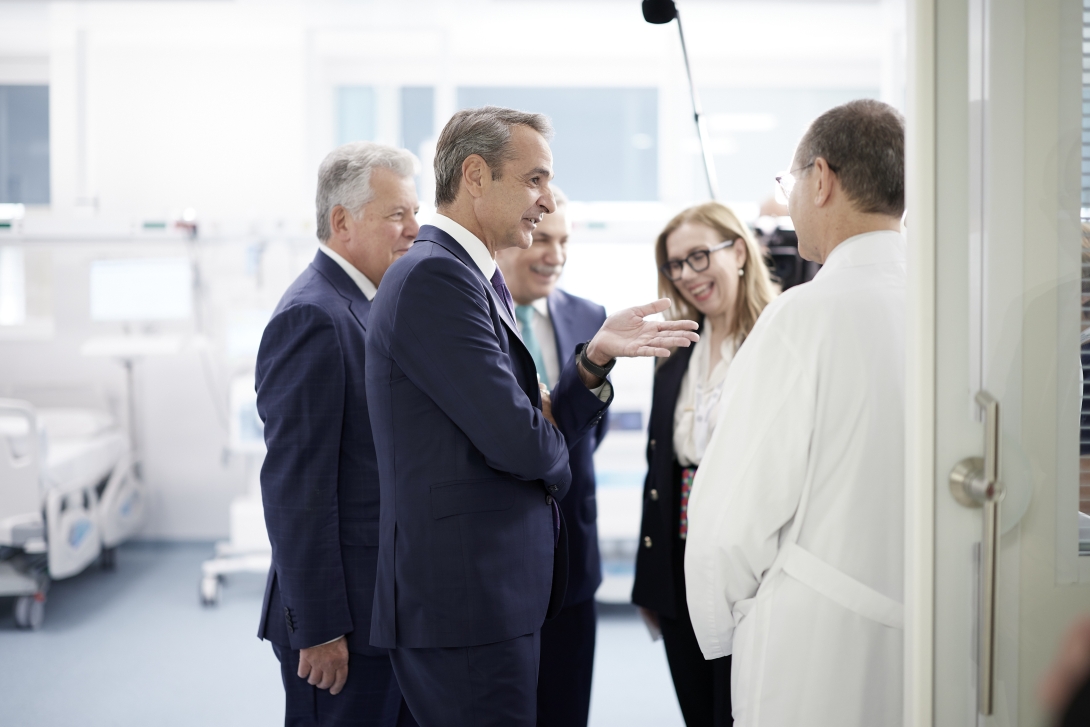 Ο Πρωθυπουργός ξεναγείται στο νέο Ωνάσειο από τη Διευθύντρια της Νοσηλευτικής Υπηρεσίας, Χρύσα Παναγιώτου, συνοδεία του Πρόεδρου του Ιδρύματος Ωνάση, κ. Αντώνη Σ. Παπαδημητρίου, και του Πρόεδρου του Ωνάσειου Νοσοκομείου, Καθηγητή κ. Ιωάννη Μπολέτη.