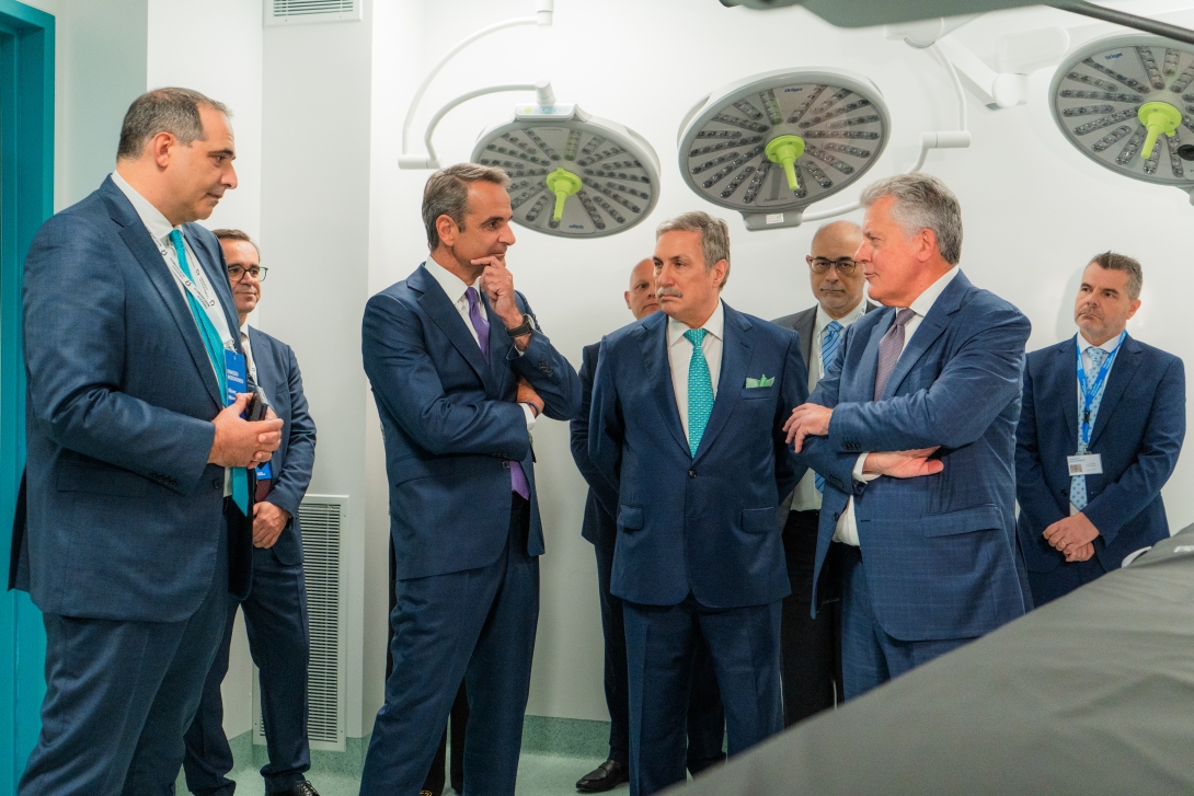 Ο Πρωθυπουργός ενημερώνεται για τις δυνατότητες του ψηφιακού νοσοκομείου από τον Γενικό Διευθυντή του Ωνάσειου Νοσοκομείου, κ. Παναγιώτη Μινογιάννη.